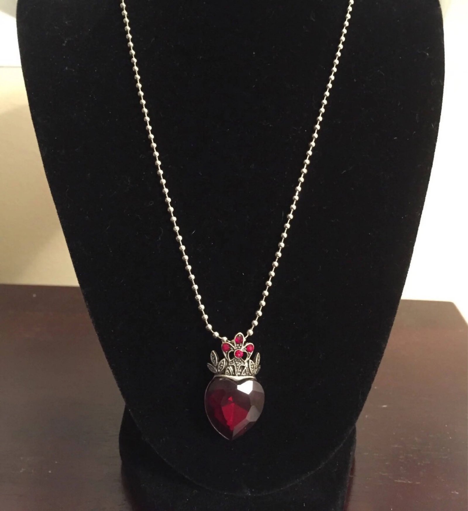 Disney Descendants Evie's heart necklace